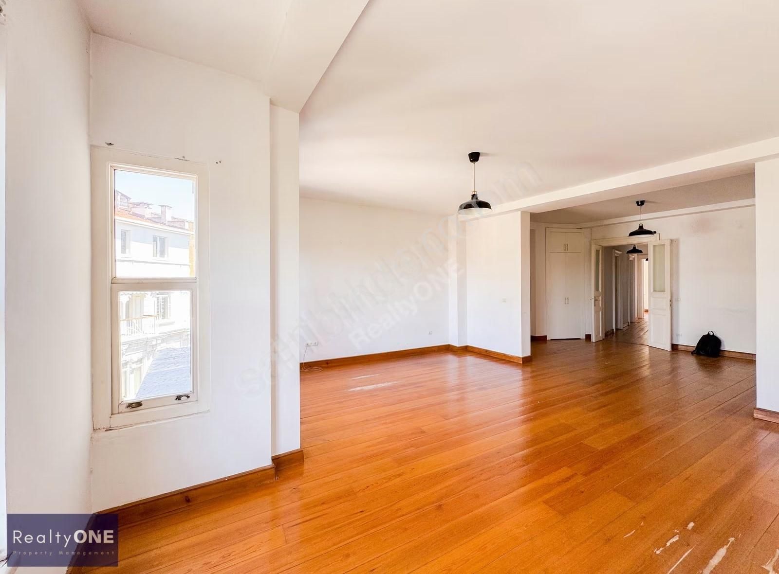 R-one Beyoğlu Meşrutiyet Cad. Tarihi Binada Geniş Kiralık Ofis - Görsel 15