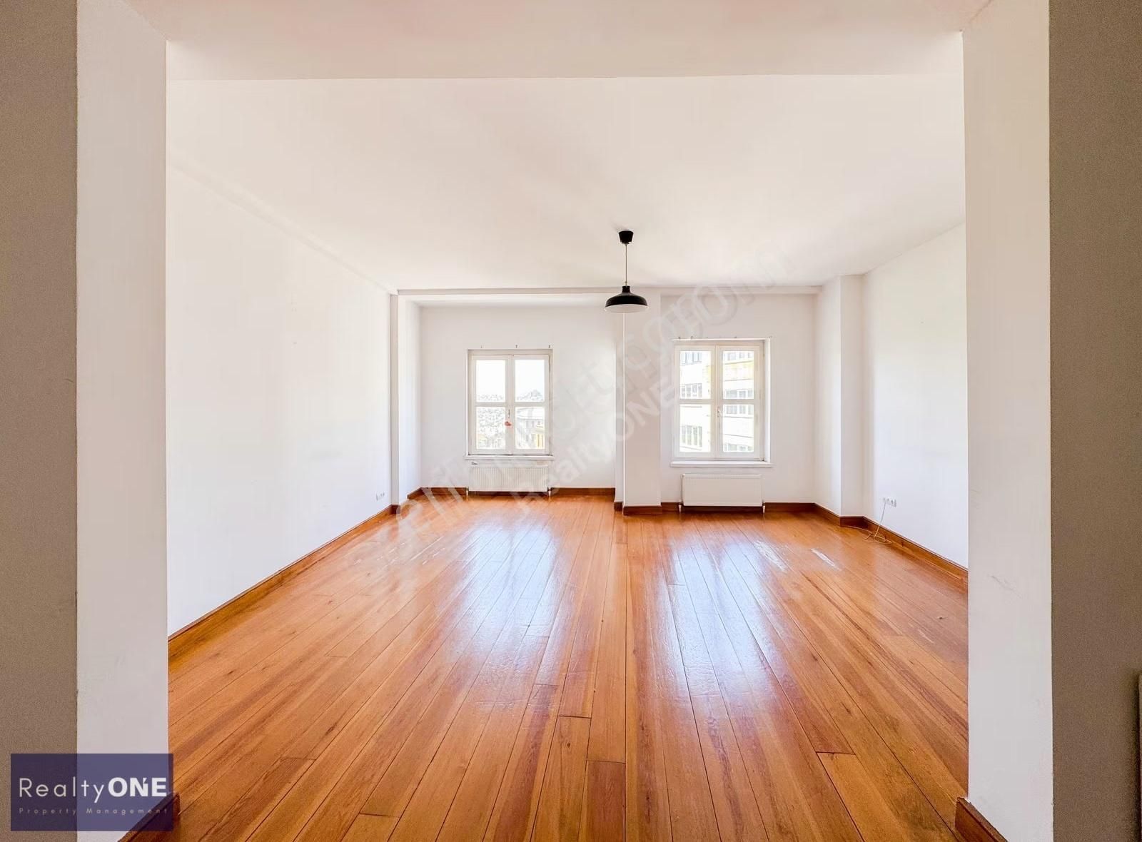 R-one Beyoğlu Meşrutiyet Cad. Tarihi Binada Geniş Kiralık Ofis - Görsel 29