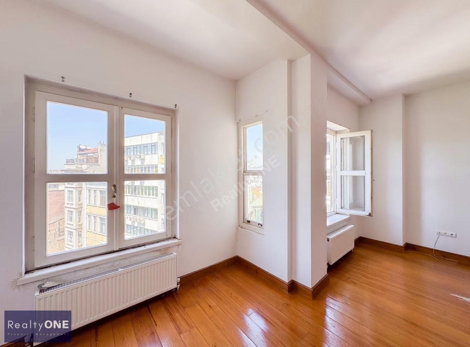 R-one Beyoğlu Meşrutiyet Cad. Tarihi Binada Geniş Kiralık Ofis