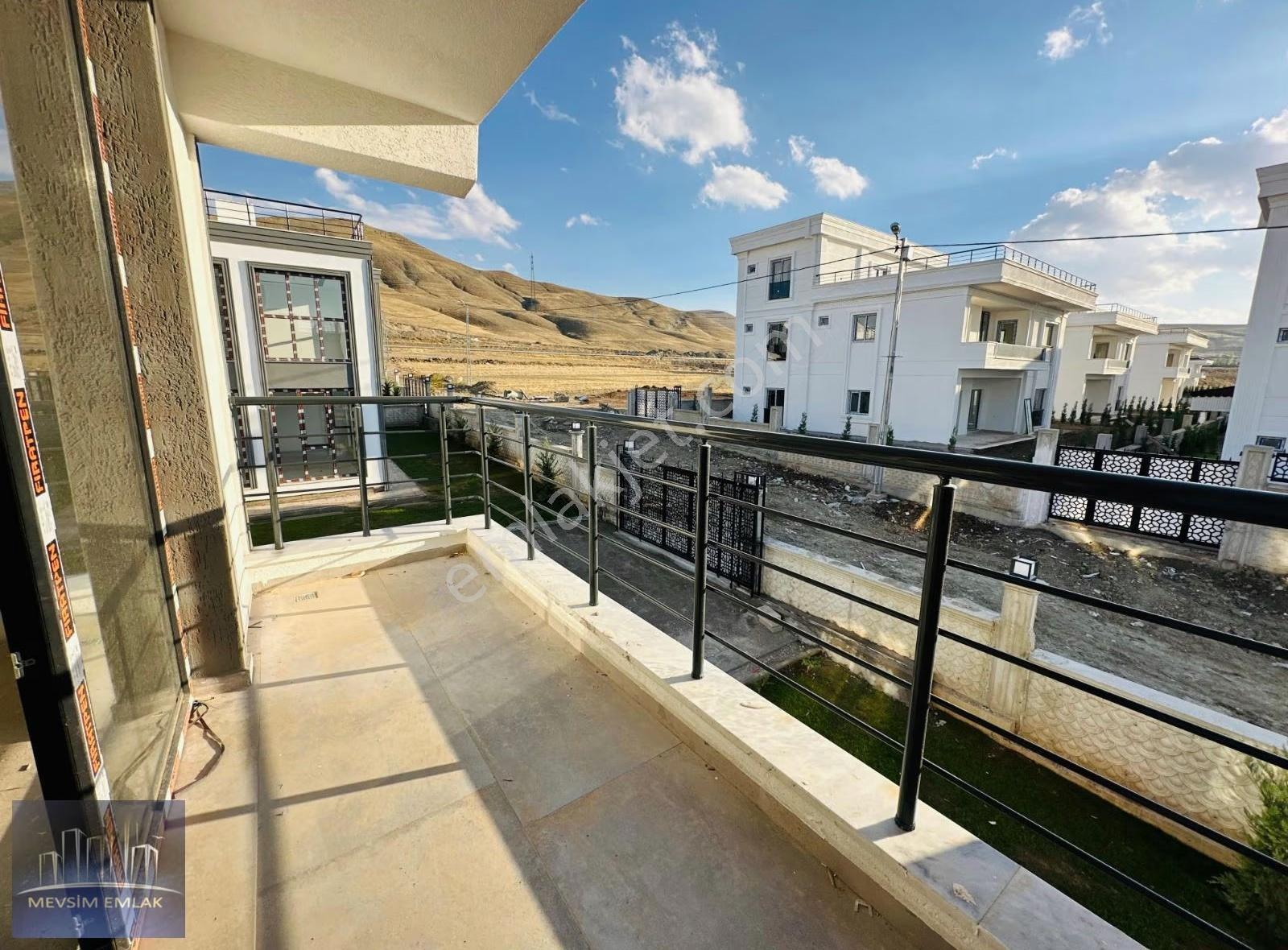 Mevsim Emlaktan Satılık Site İçerisinde Lüks Villa - Görsel 21