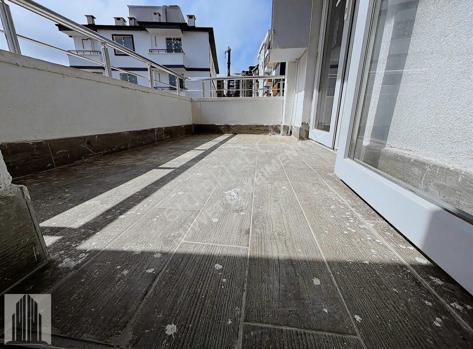 Kuvvet'ten Tramvaya 300 Metre Eşyalı Ve Kiracılı Satılık 1+1!