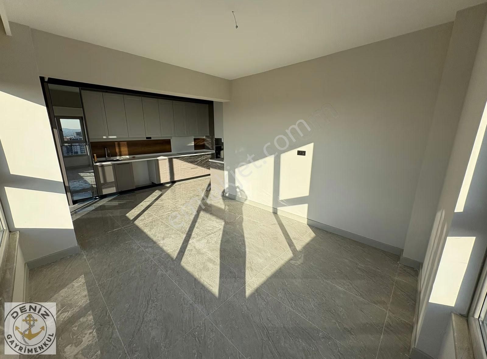 Cadde Üzerinde Mükemmel Peyzajlı 4+1 Site İçinde Satılık Daire - Görsel 2