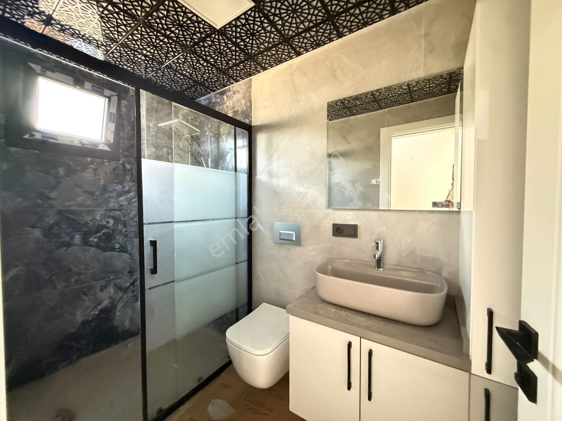 Ürkmez'de Deniz Manzaralı Müstakil Ayrı Mutfak 3+1 Köşe Villa - Görsel 28