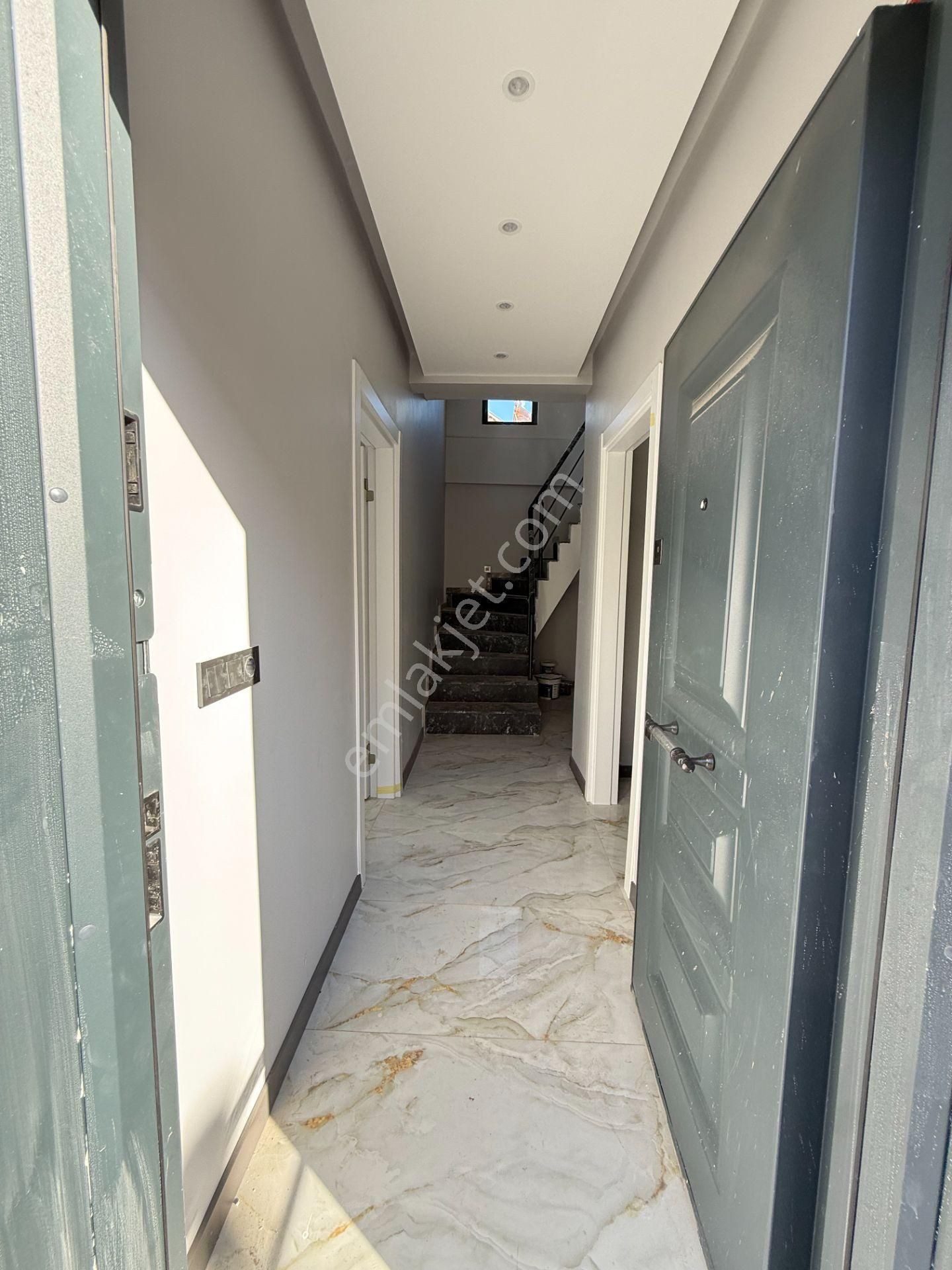 Ürkmez'de Deniz Manzaralı Müstakil Ayrı Mutfak 3+1 Köşe Villa - Görsel 23