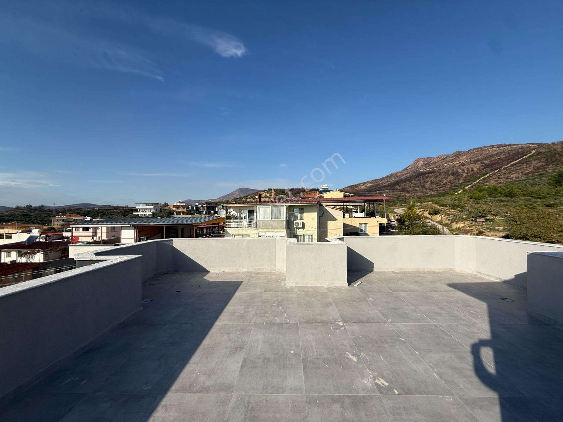 Ürkmez'de Deniz Manzaralı Müstakil Ayrı Mutfak 3+1 Köşe Villa - Görsel 32