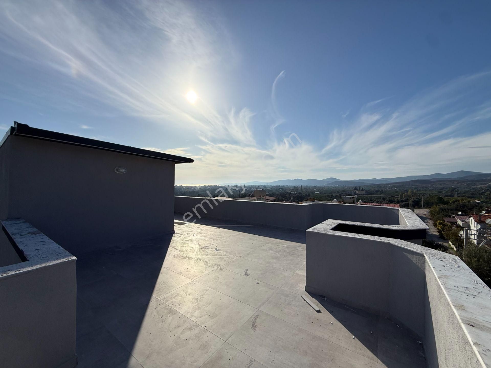 Ürkmez'de Deniz Manzaralı Müstakil Ayrı Mutfak 3+1 Köşe Villa - Görsel 34