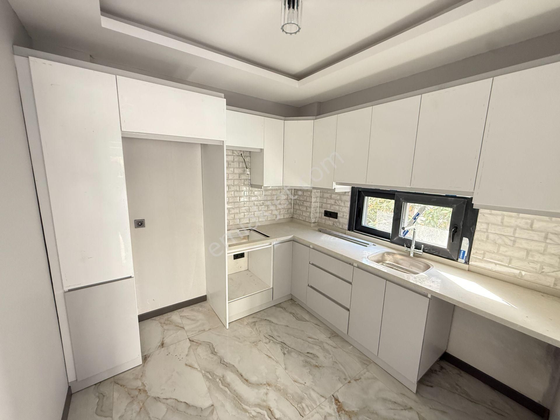 Ürkmez'de Deniz Manzaralı Müstakil Ayrı Mutfak 3+1 Köşe Villa - Görsel 20