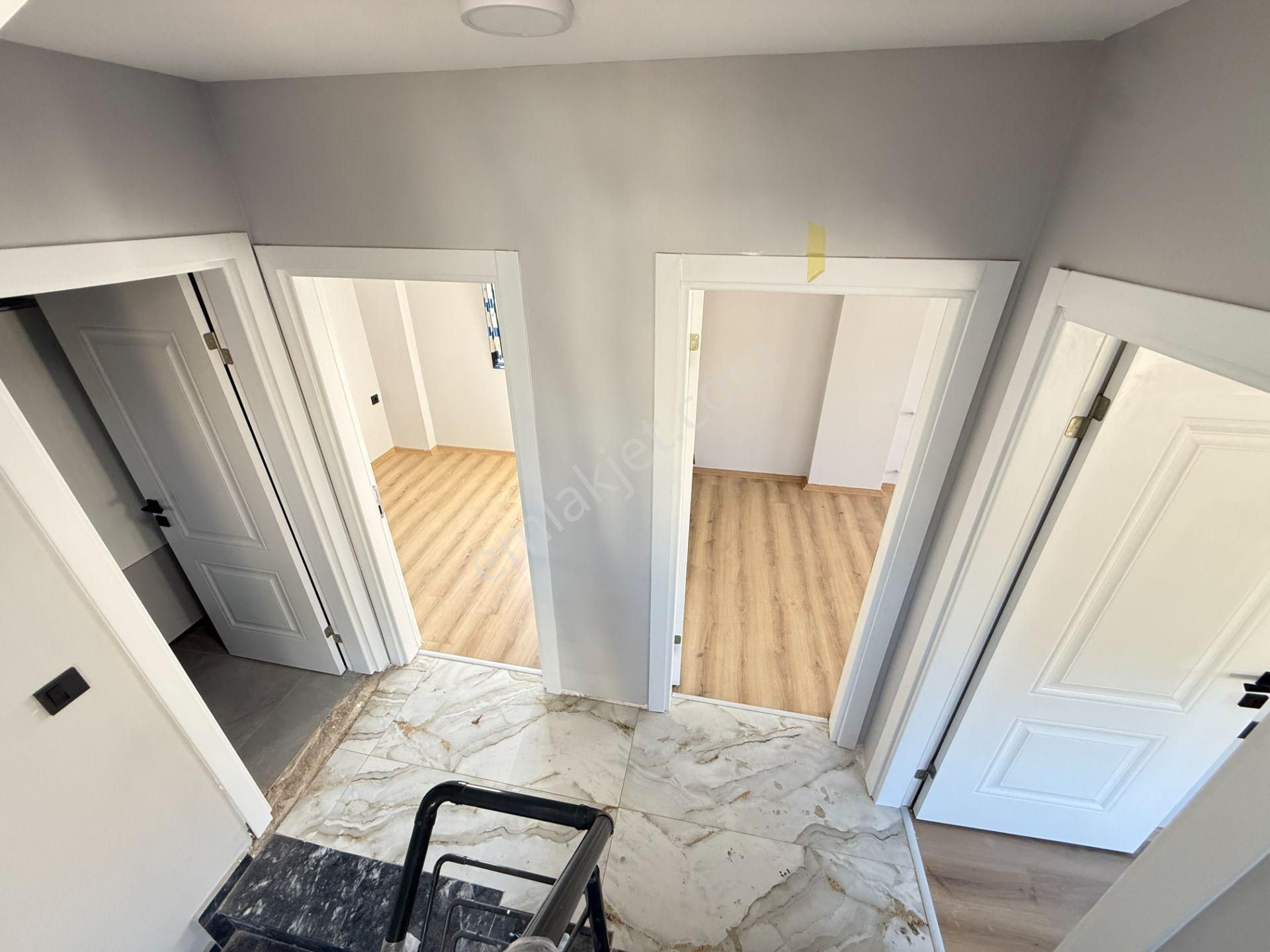 Ürkmez'de Deniz Manzaralı Müstakil Ayrı Mutfak 3+1 Köşe Villa - Görsel 27