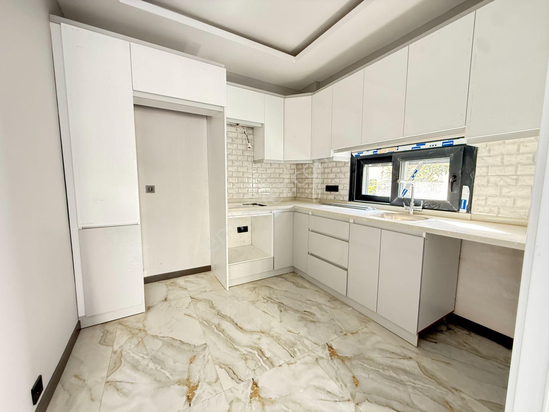 Ürkmez'de Deniz Manzaralı Müstakil Ayrı Mutfak 3+1 Köşe Villa - Görsel 14