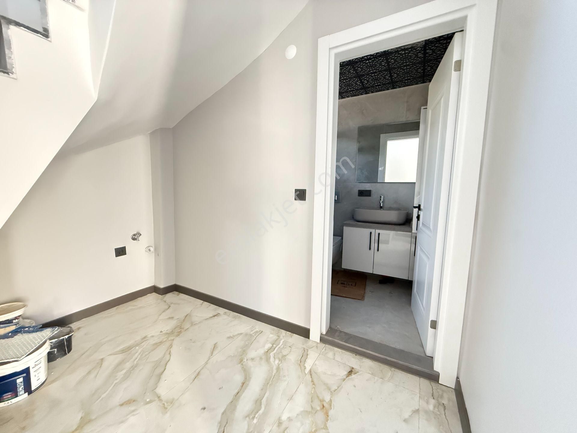 Ürkmez'de Deniz Manzaralı Müstakil Ayrı Mutfak 3+1 Köşe Villa - Görsel 31