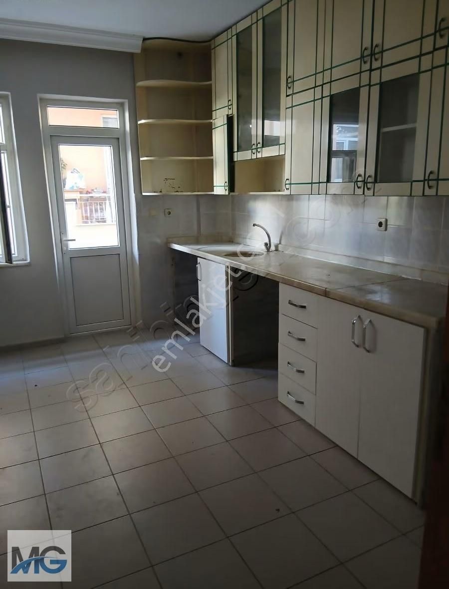 Bahçelievler De Kiralık Ara Kat Daire