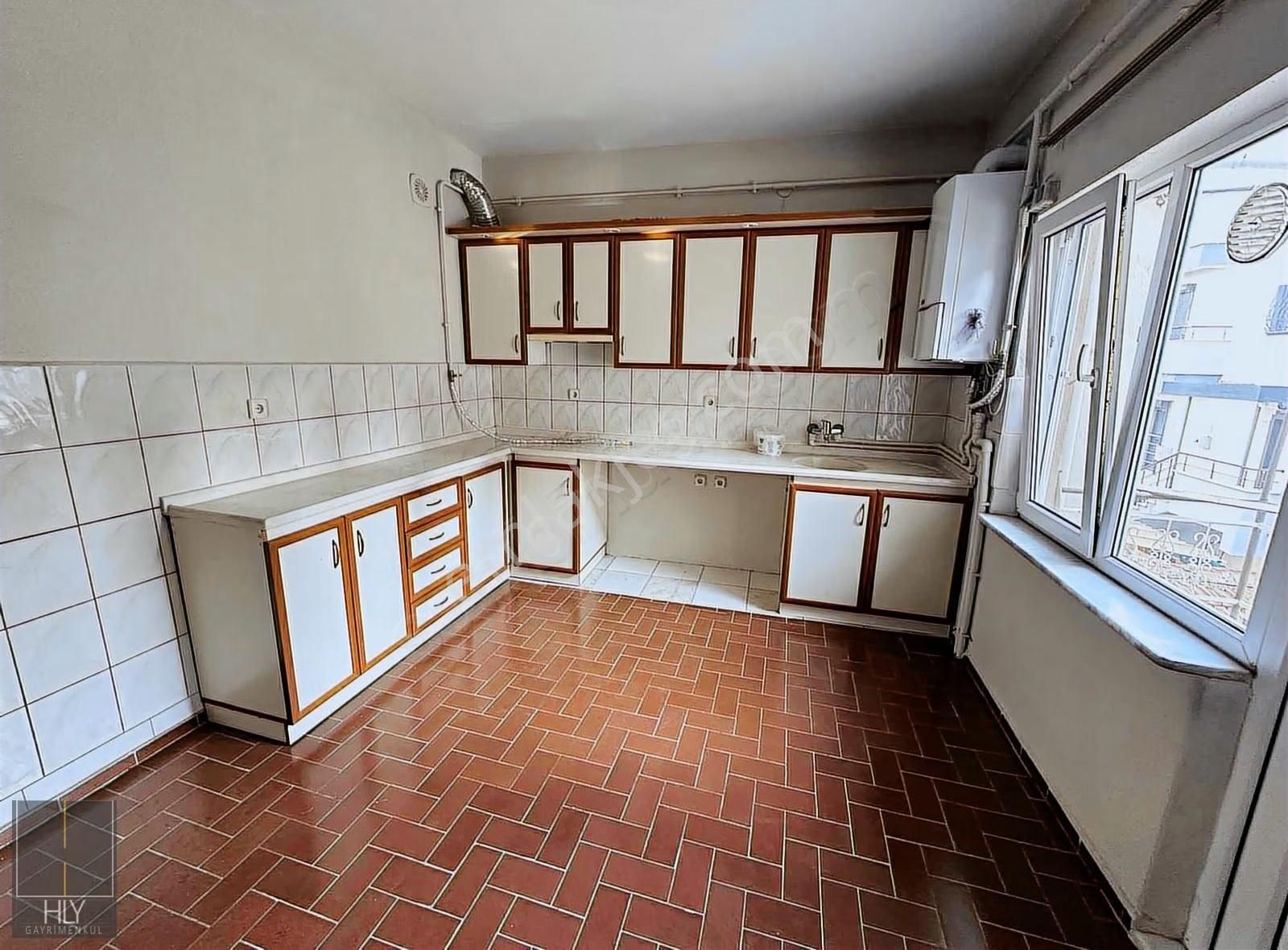 Hly Gayrimenkulden Hasan Basri Çantay Mh.de 2+1 Kiralık Daire - Görsel 2