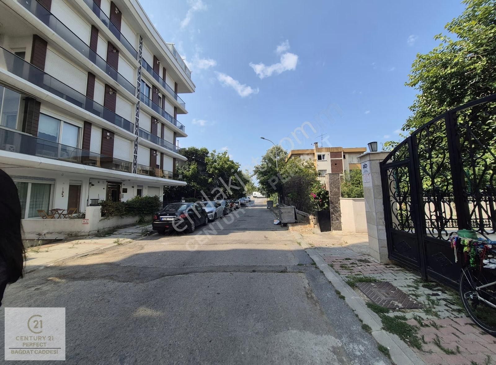 Maltepe Yalı Mah.sahile 2 Bina Mesafede Satılık 2+1 Daire