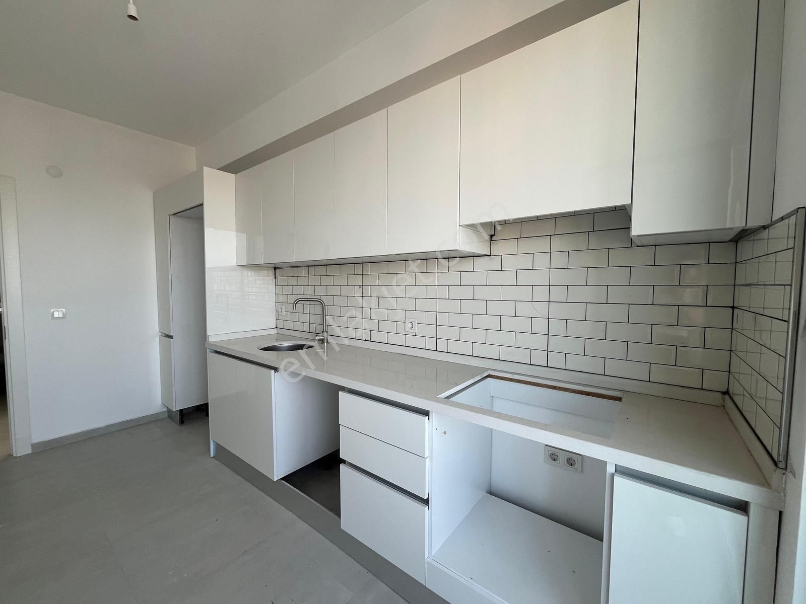 Yakacık'ta 3+1 Satılık Deniz Manzaralı Oturuma Hazır Sıfır Daire - Görsel 15
