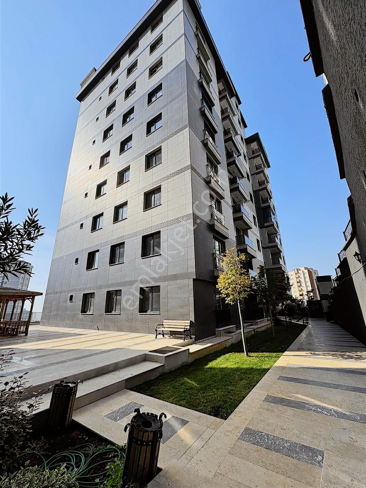 Kartal Ada Vista Sitesinde 2+1 Kapalı Otopaklı Satılık Daire