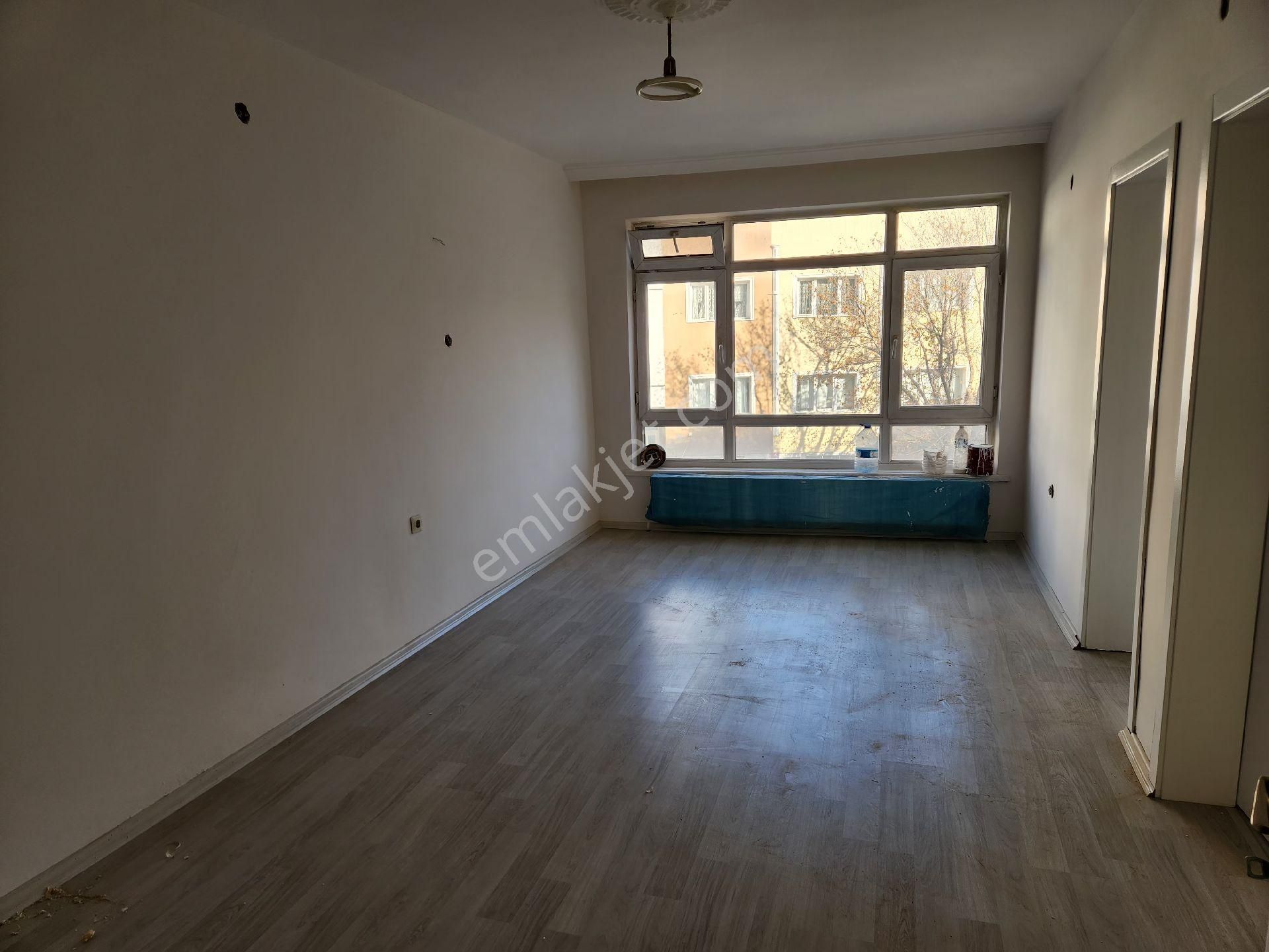 Burak Emlak'dan Kiralık Daire Kurtuluş Tevekküller Sk. 3+1