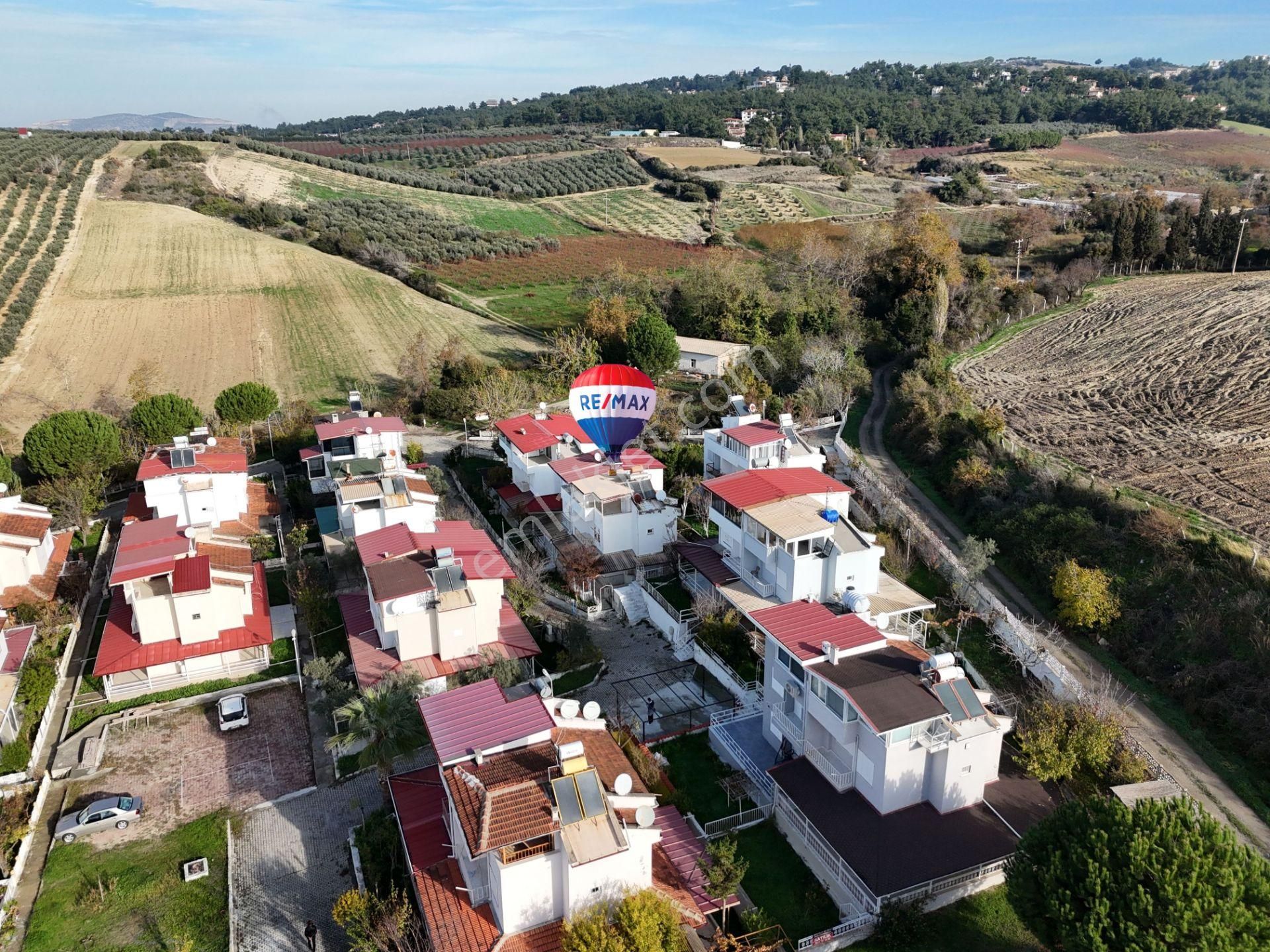 Site İçerisinde Havuzlu Köşe Konumlu Satılık Yazlık