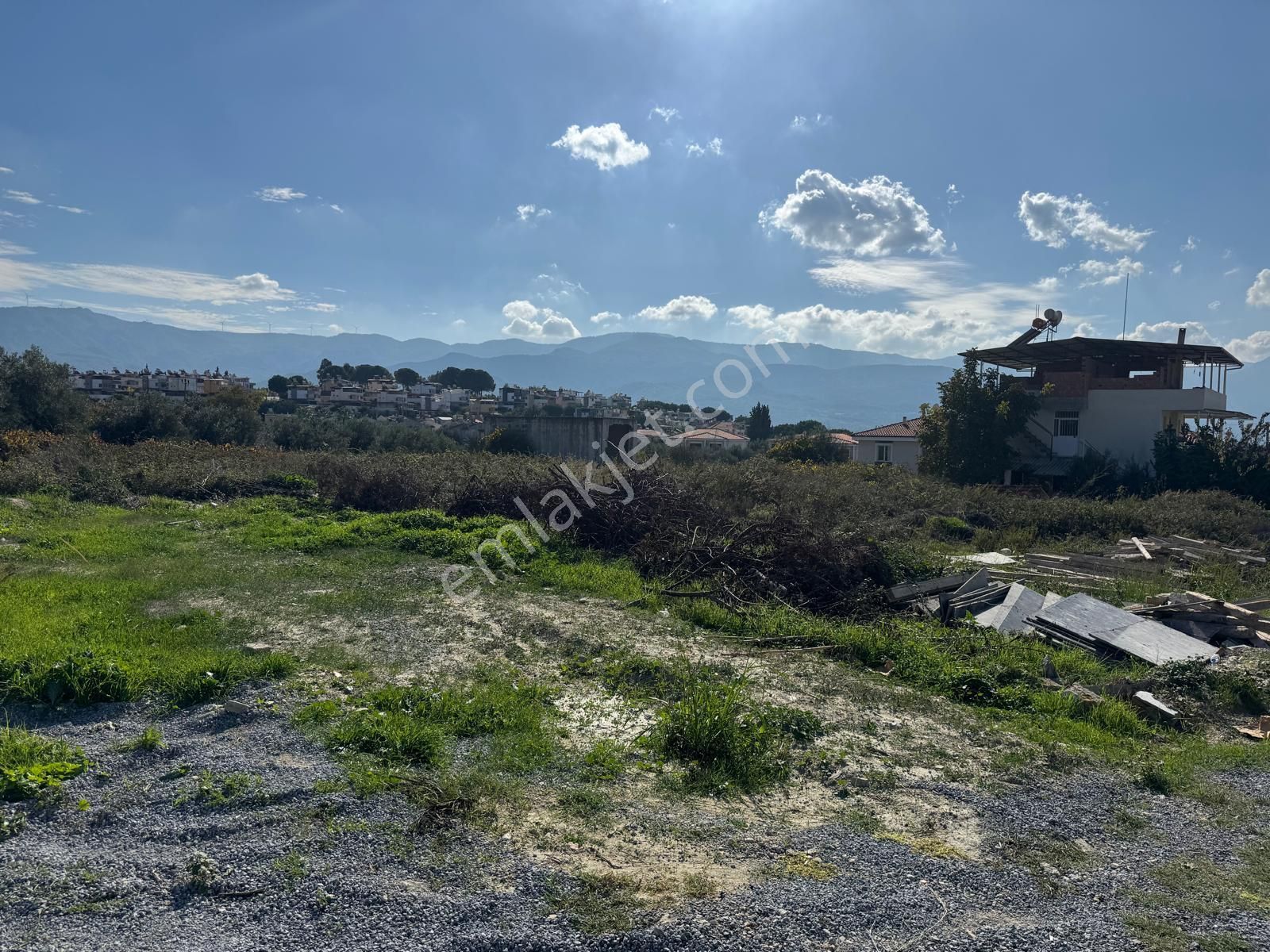 Kuşadası Soğucak'ta Deniz Manzaralı Satılık Arsa