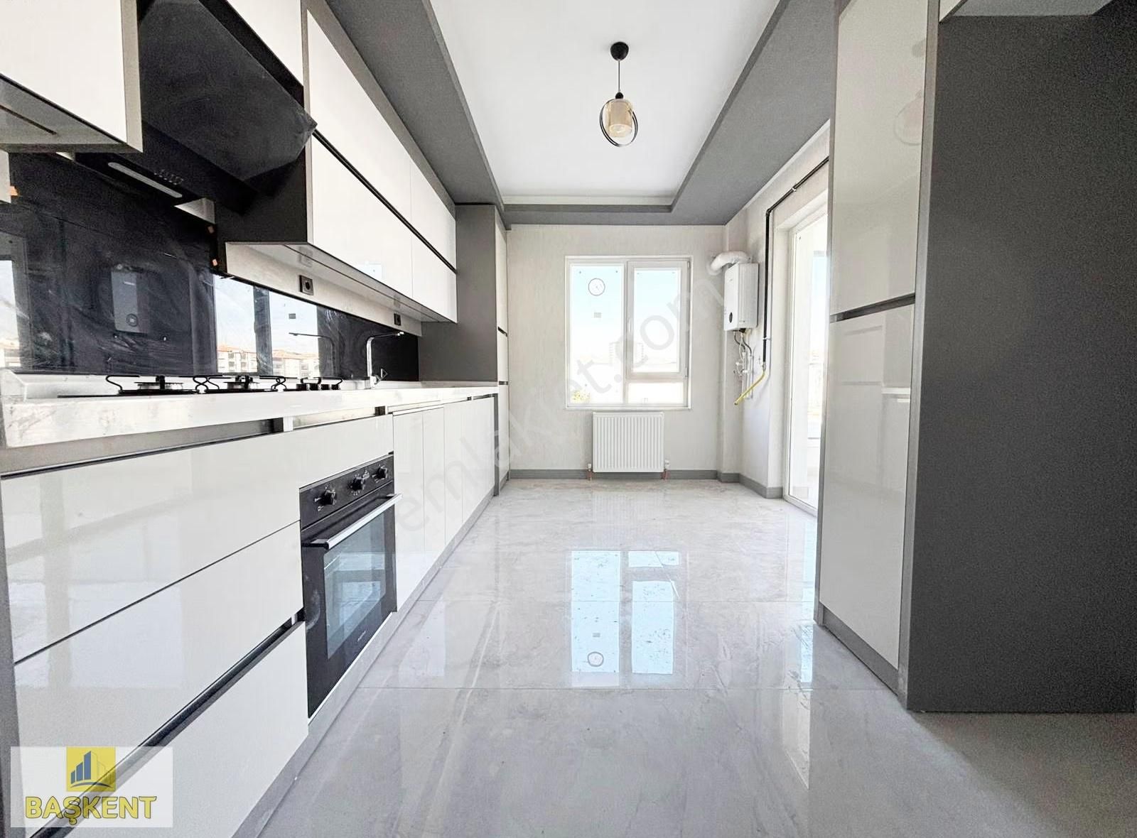 Başkent Gayrimenkul'den Site'de Merkez'de Geniş Yapılı 3+1 Daire