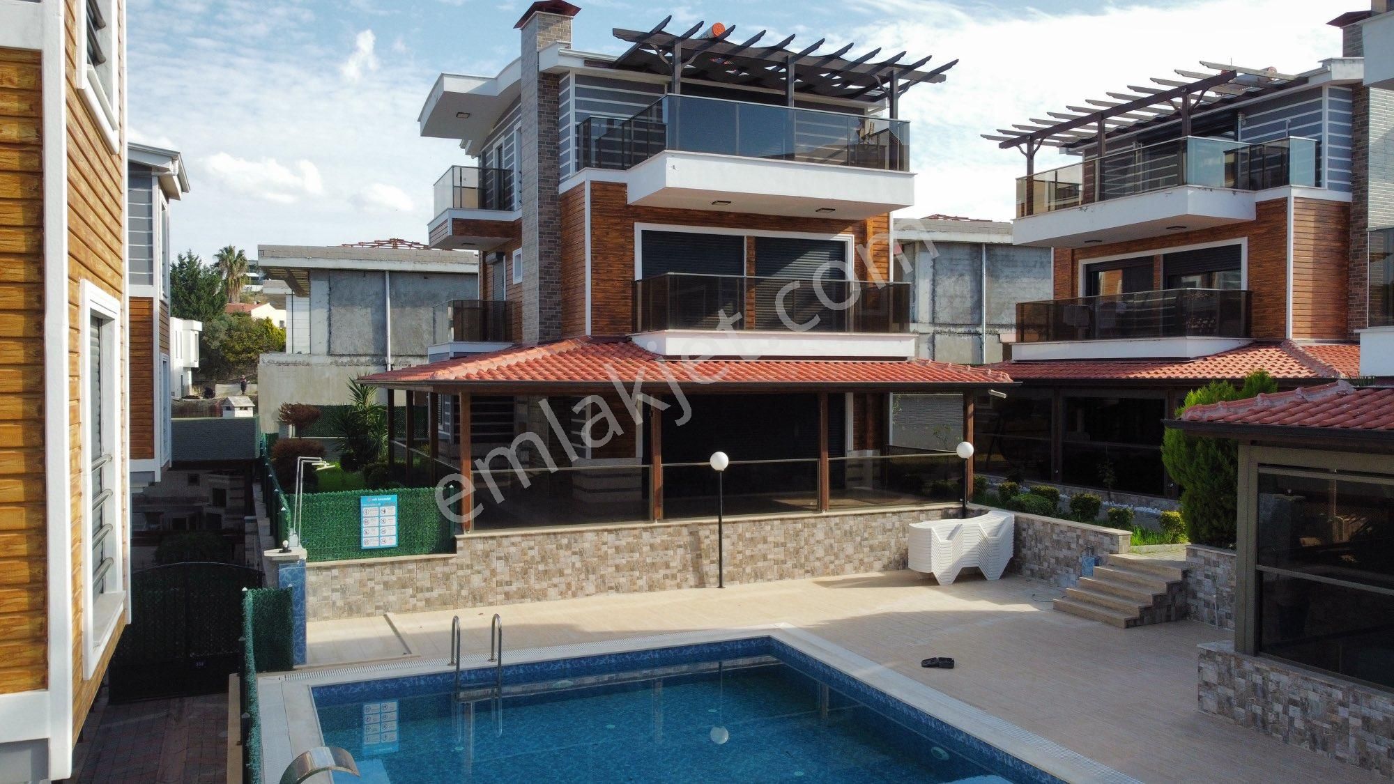 Kuşadası Soğucakta 4+2 Havuzlu 85 M2 Taban Deniz Manzaralı Satılık Villa