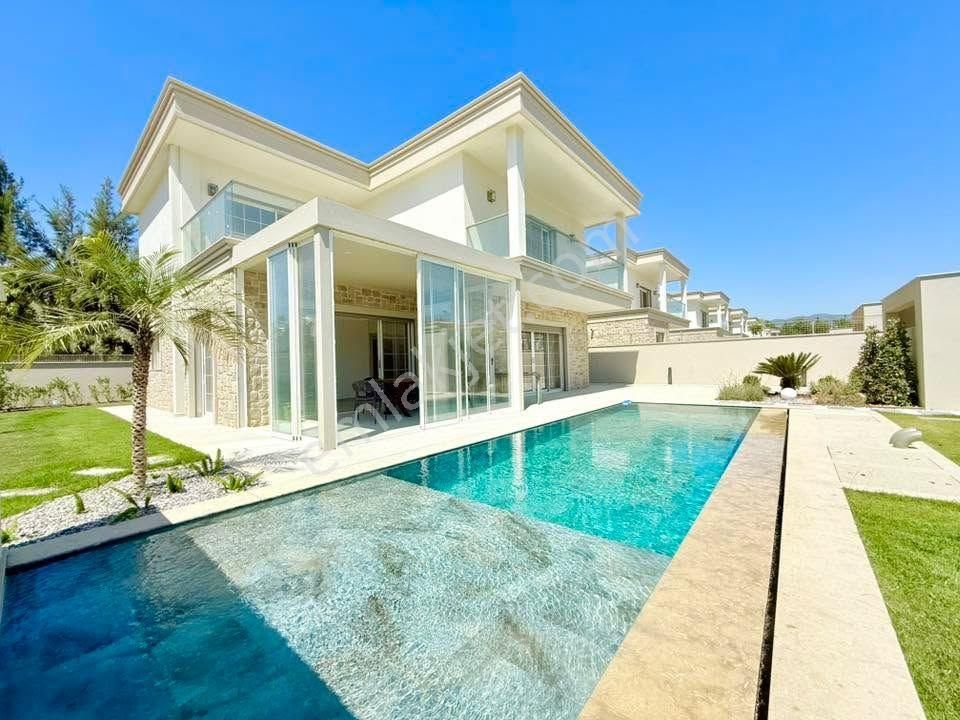 Kuşadasında Plaja 200 Mt. 400 M2 Bahçeli Özel Havuzlu Tek Müstakil Sıfır Villa