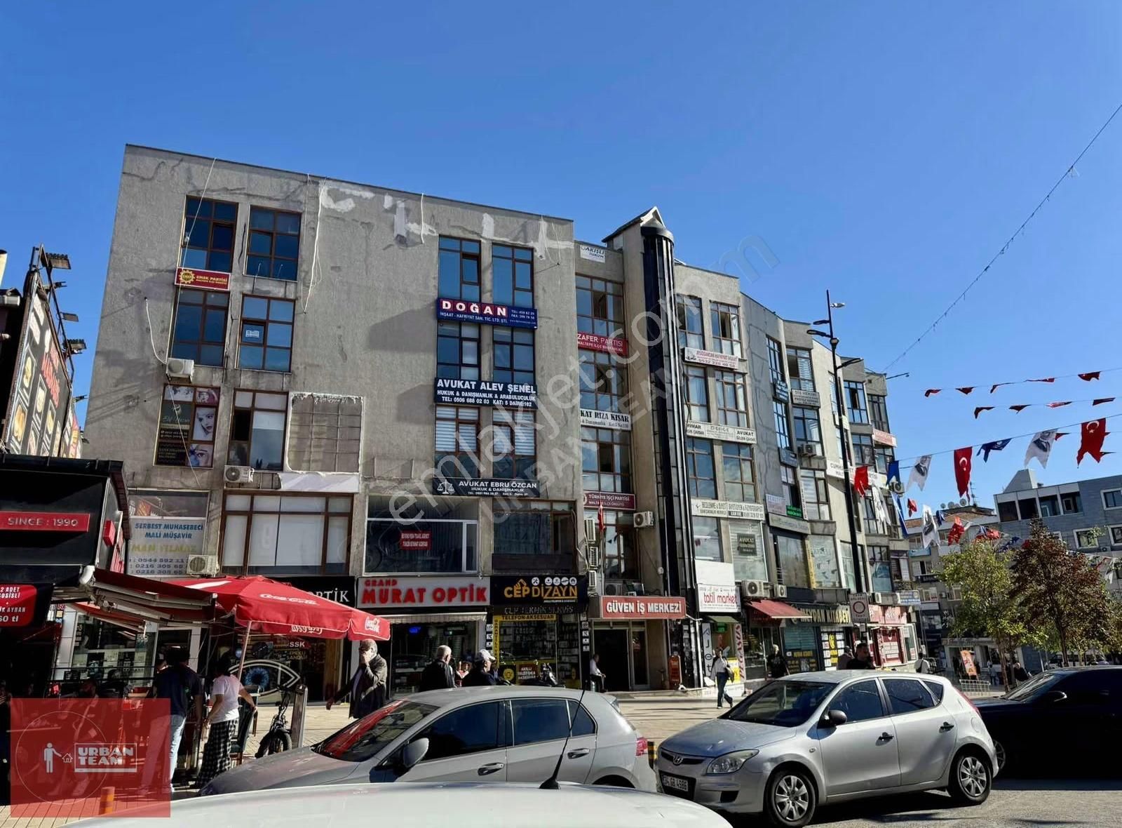 Maltepe Cumhuriyet Meydanında Yenilenmiş Ön Cephe Ofis Kiralık - Görsel 2