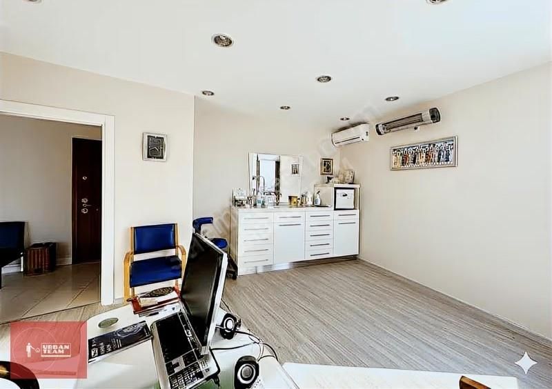 Maltepe Cumhuriyet Meydanında Yenilenmiş Ön Cephe Ofis Kiralık - Görsel 4