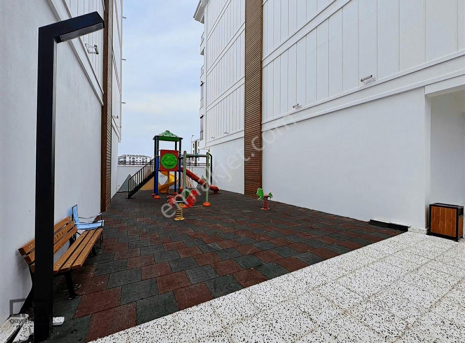 Liva'dan Yenişafakta Havuzlu Kapalı Otoparklı Arakat 2+1 Daire - Görsel 17