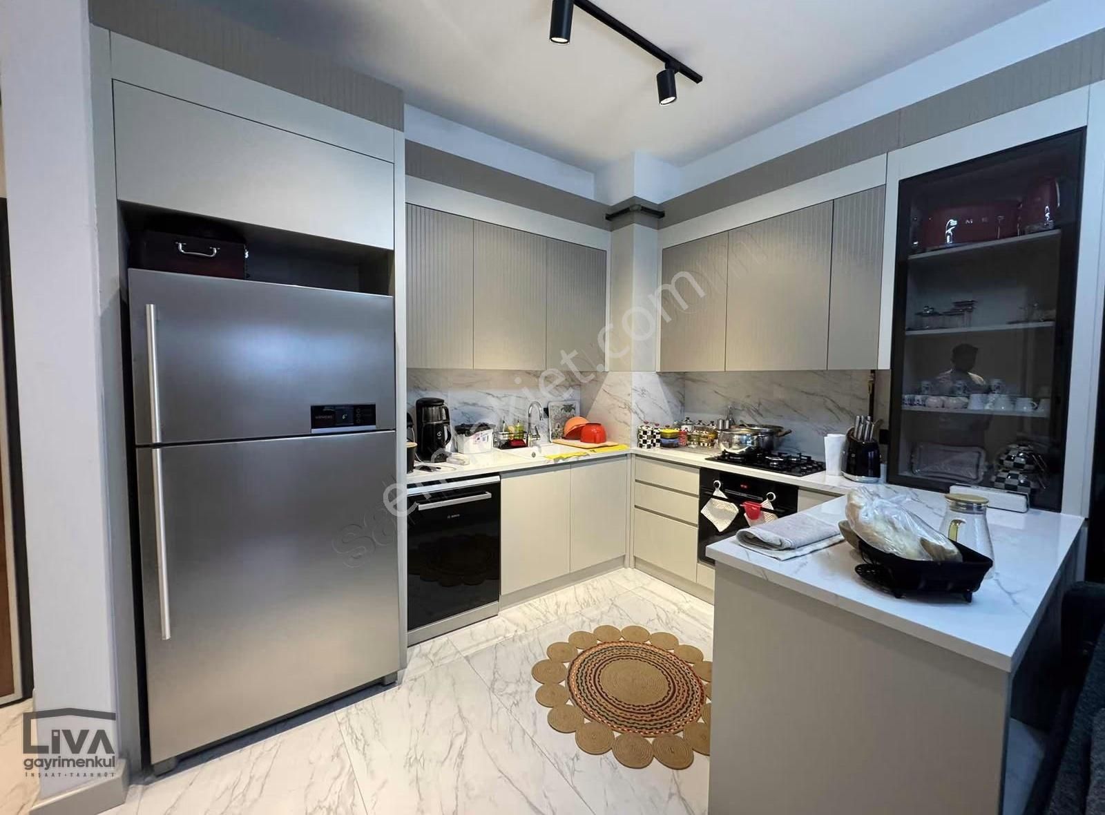 Liva'dan Yenişafakta Havuzlu Kapalı Otoparklı Arakat 2+1 Daire - Görsel 11