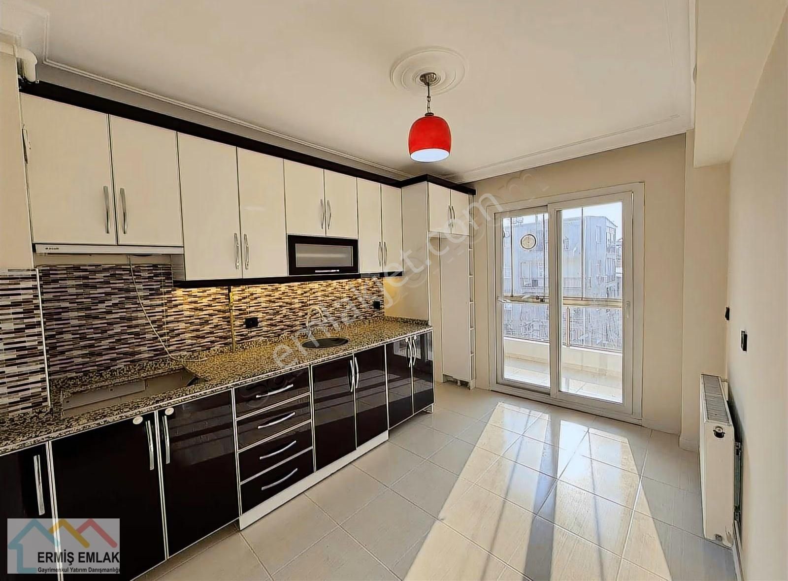 Cadde Üstü Satılık 2+1 Doğalgazlı Daire