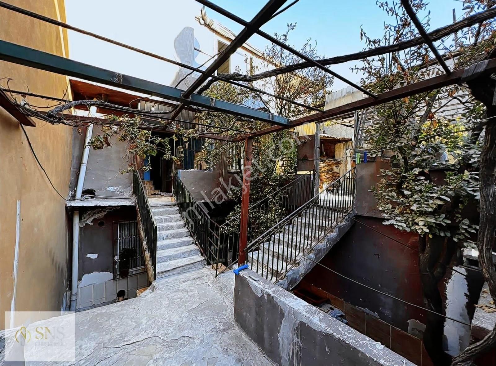 Gündoğdu Mahallesinde Satılık Arsa İçinde Eski Yapılar Var