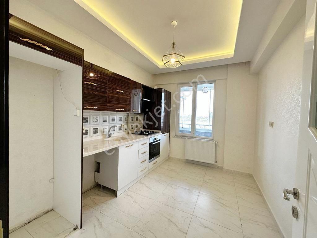 Beykent'te Açık Cepheli Bakımlı Geniş Balkonlu 2+1 Daire