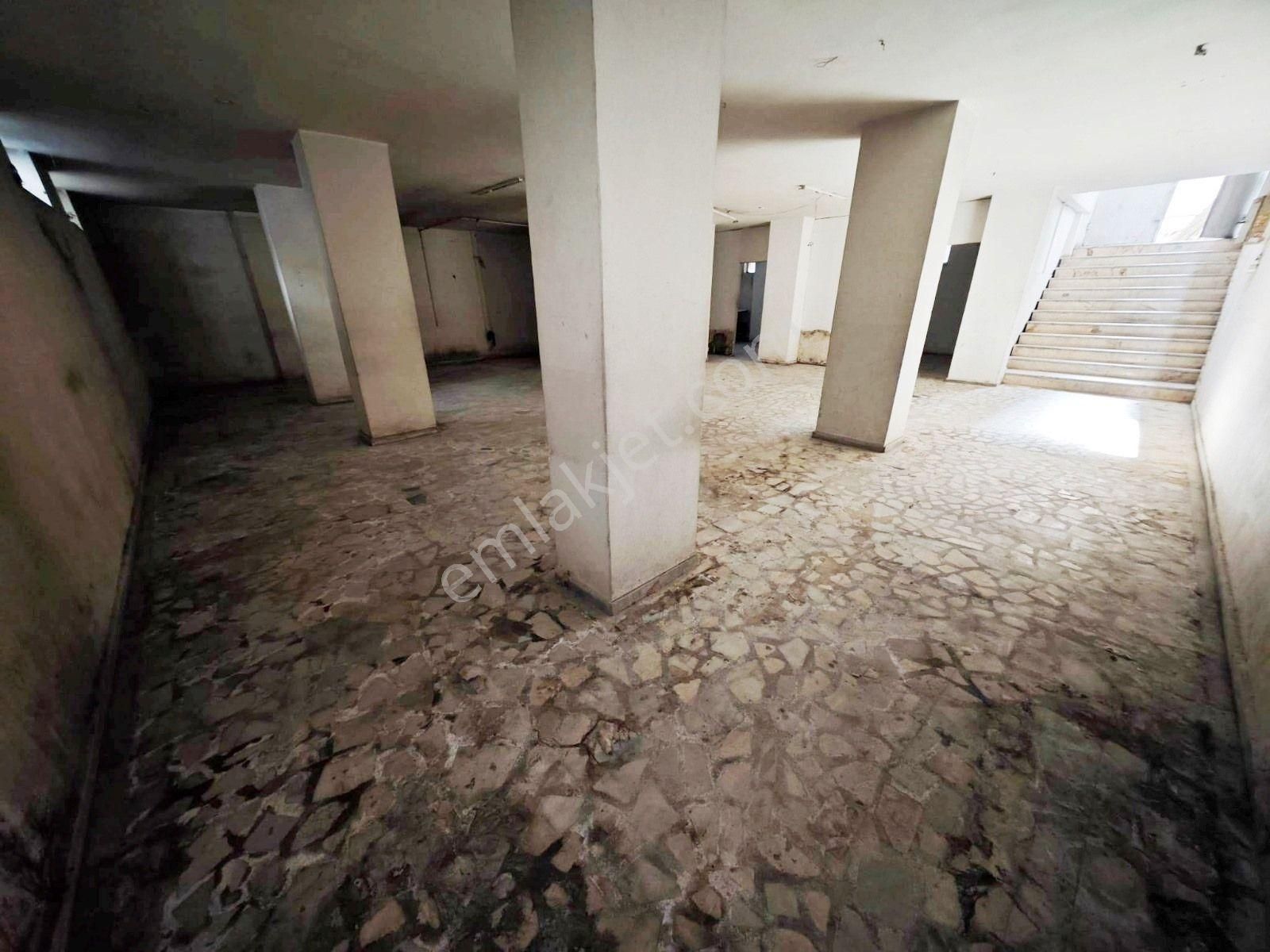 Çakmak Durağı Yakını Kiralık Bodrum Kat Geniş Dükkan - Görsel 3