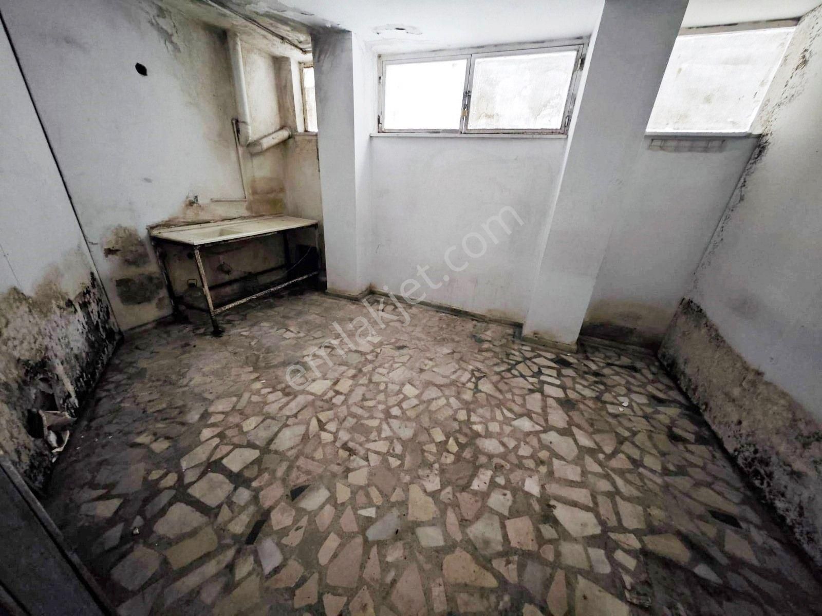 Çakmak Durağı Yakını Kiralık Bodrum Kat Geniş Dükkan - Görsel 8