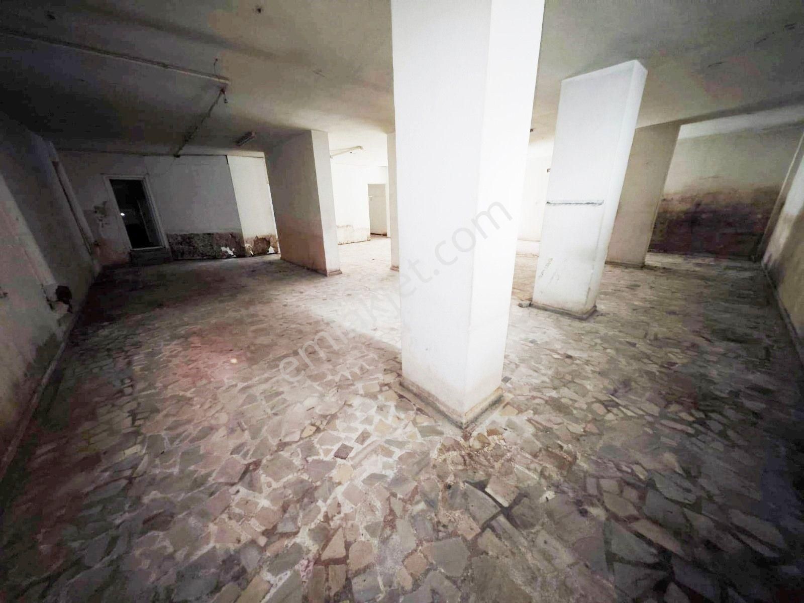 Çakmak Durağı Yakını Kiralık Bodrum Kat Geniş Dükkan - Görsel 5