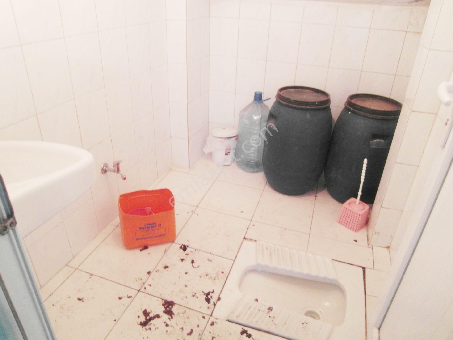 Çakmak Durağı Yakını Kiralık Bodrum Kat Geniş Dükkan - Görsel 13