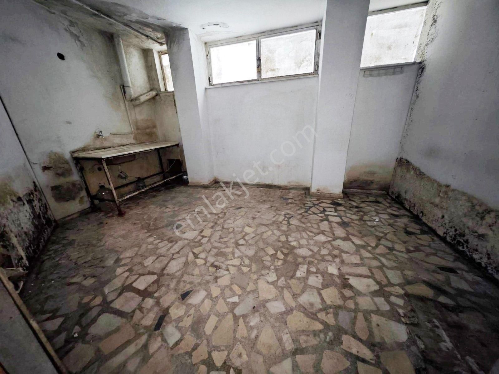 Çakmak Durağı Yakını Kiralık Bodrum Kat Geniş Dükkan - Görsel 11