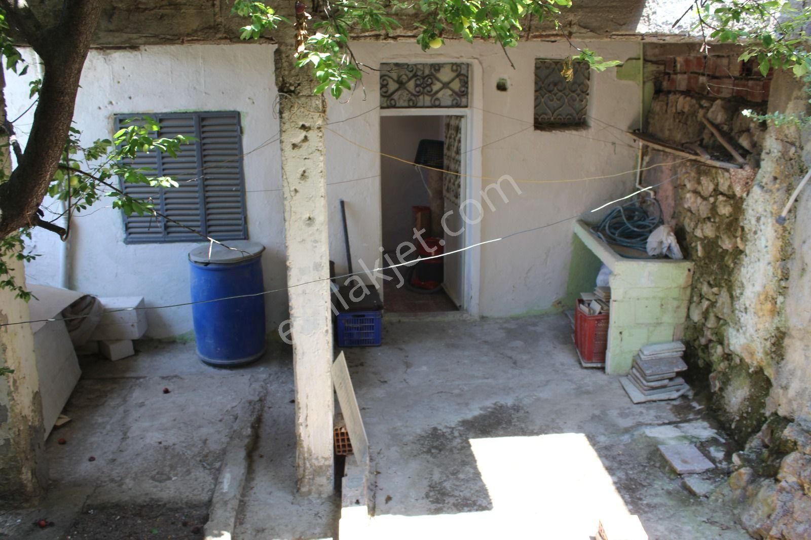 Ayvalık Merkez'de Deniz Manzaralı Bahçeli 2 Katlı Müstakil Kagir Ev - Görsel 22