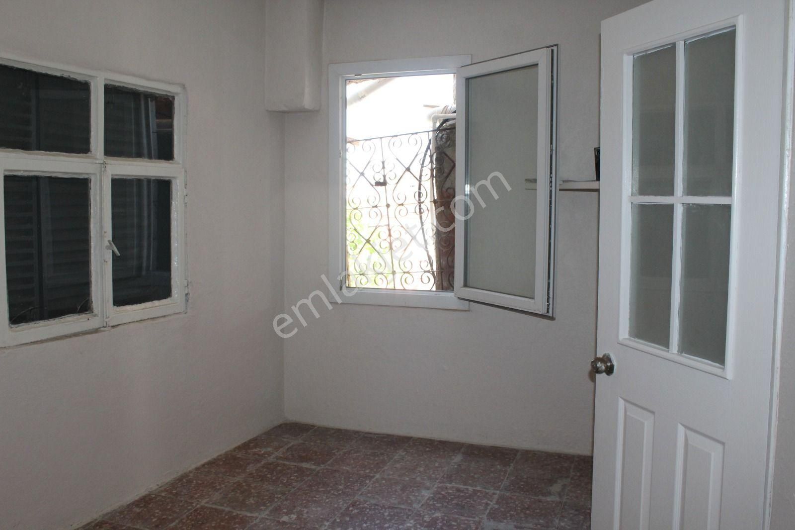 Ayvalık Merkez'de Deniz Manzaralı Bahçeli 2 Katlı Müstakil Kagir Ev - Görsel 10