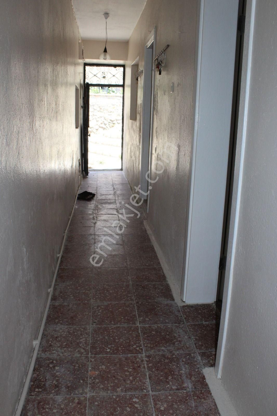 Ayvalık Merkez'de Deniz Manzaralı Bahçeli 2 Katlı Müstakil Kagir Ev - Görsel 4