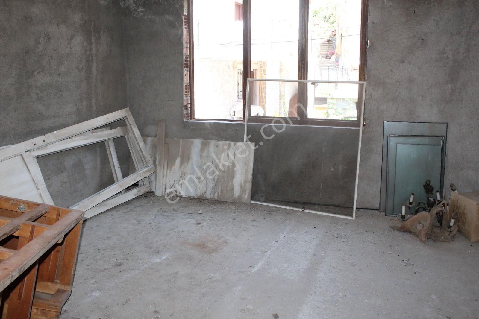 Ayvalık Merkez'de Deniz Manzaralı Bahçeli 2 Katlı Müstakil Kagir Ev - Görsel 24