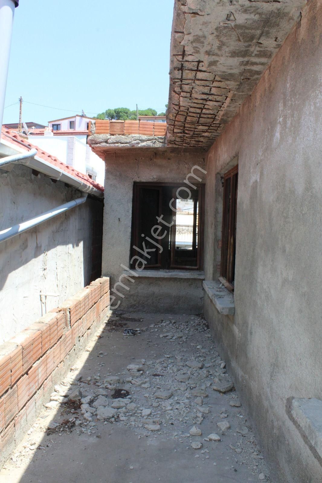 Ayvalık Merkez'de Deniz Manzaralı Bahçeli 2 Katlı Müstakil Kagir Ev - Görsel 29