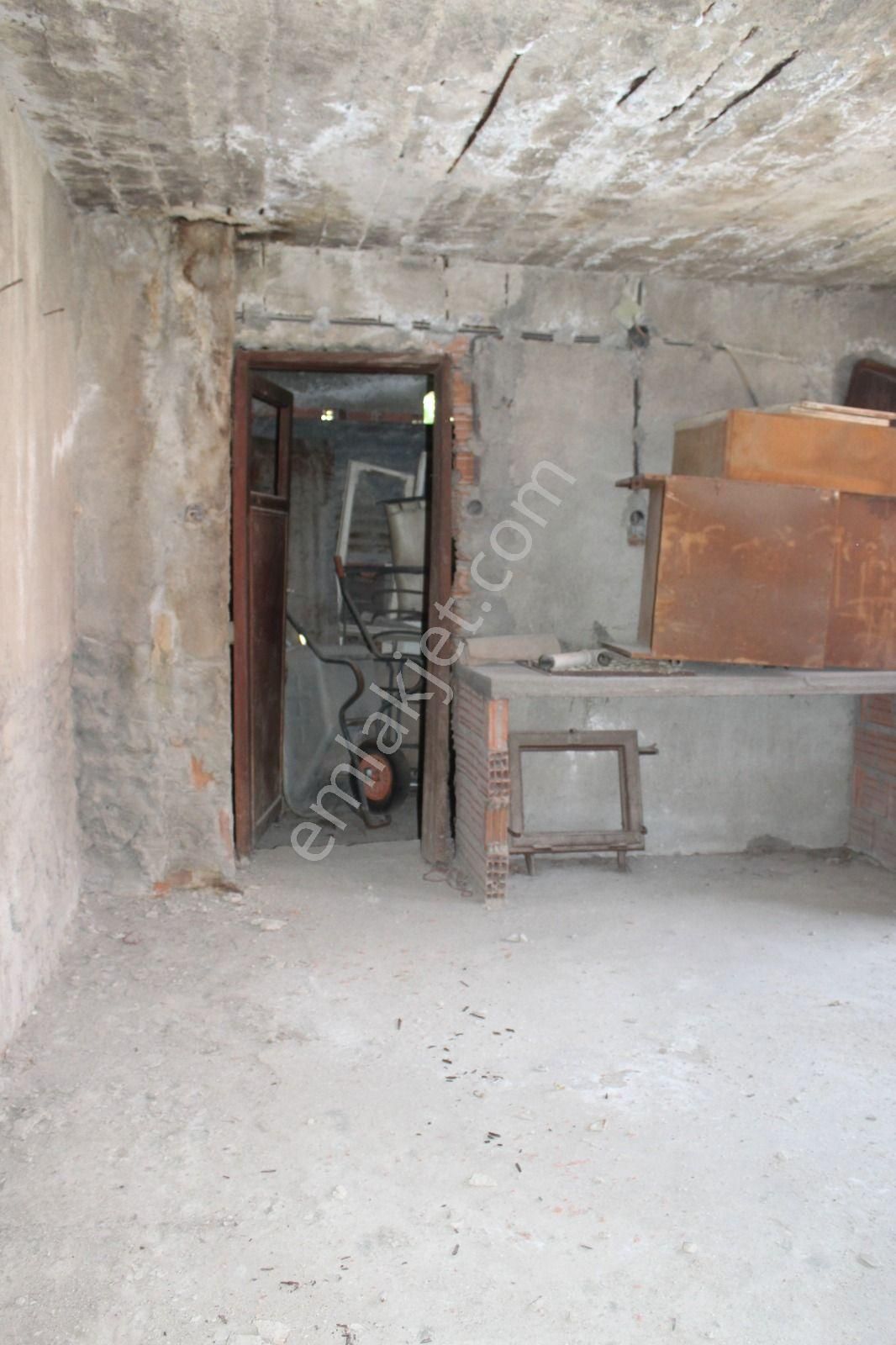 Ayvalık Merkez'de Deniz Manzaralı Bahçeli 2 Katlı Müstakil Kagir Ev - Görsel 26