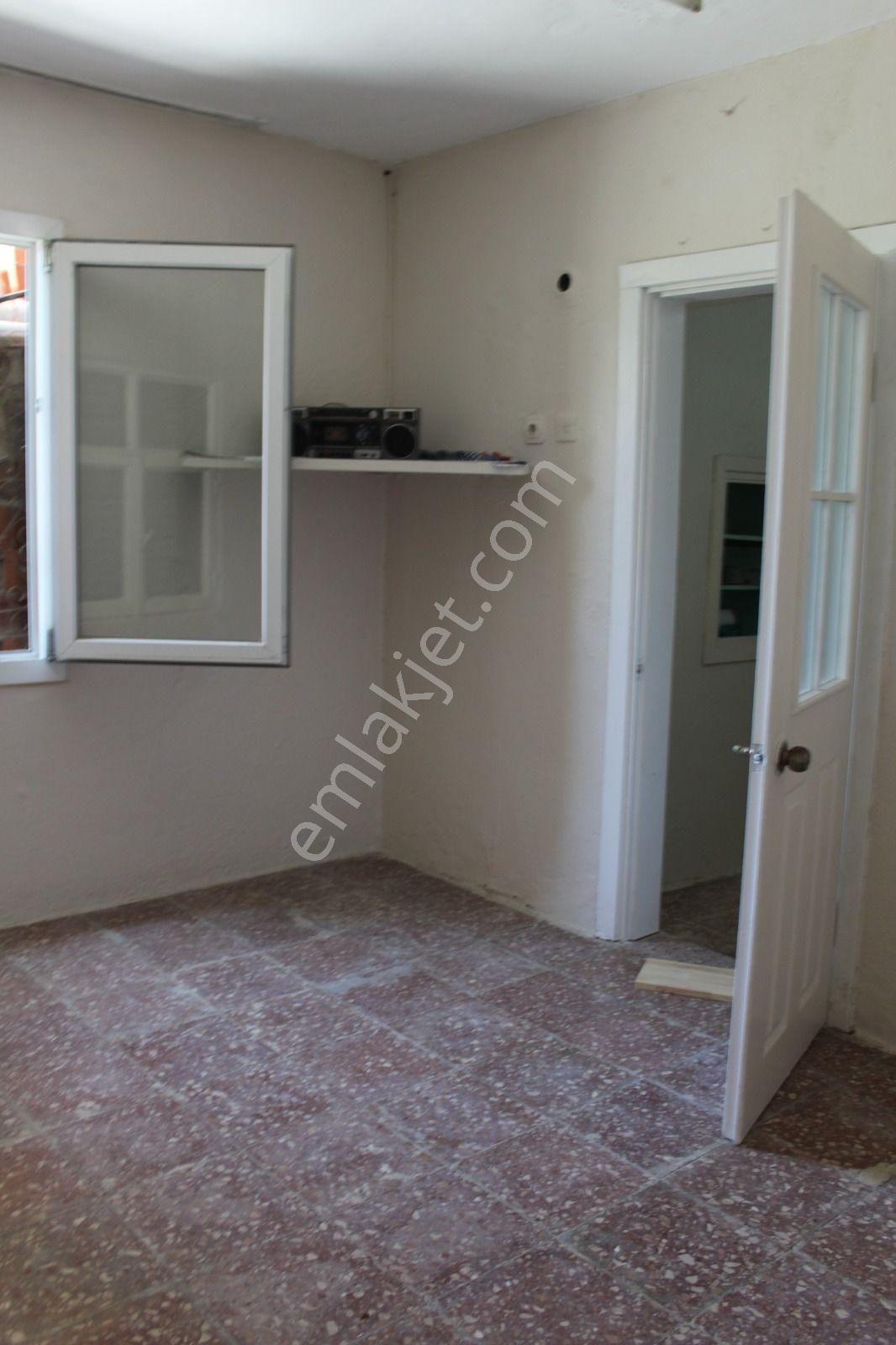 Ayvalık Merkez'de Deniz Manzaralı Bahçeli 2 Katlı Müstakil Kagir Ev - Görsel 11