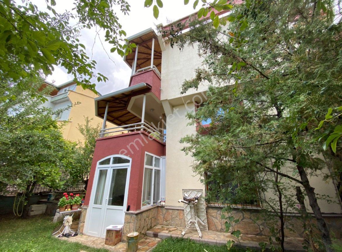 Gölbaşı Gökkuşağı Sitesinde Satılık Triplex Köşe Villa