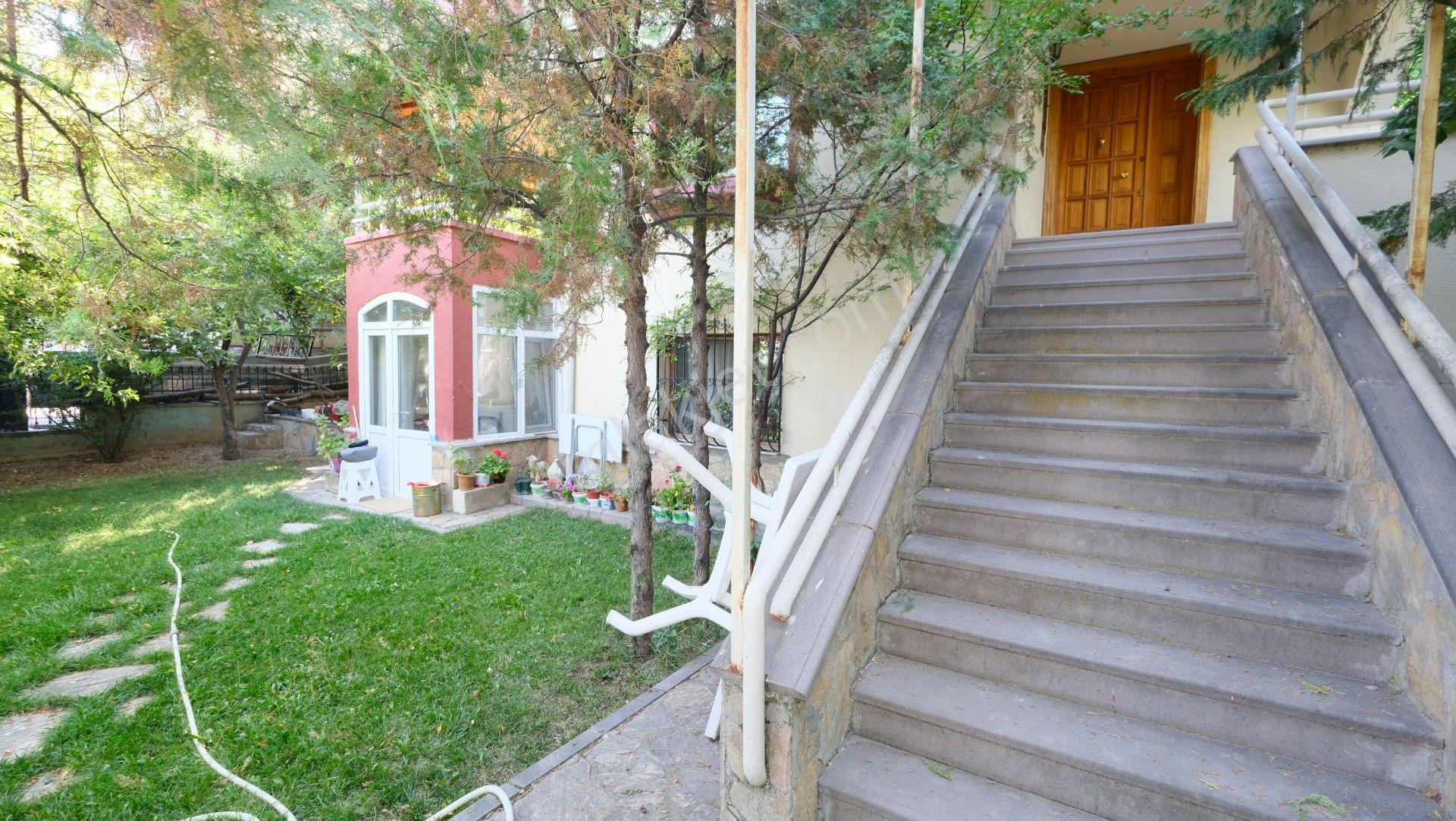 Gölbaşı Gökkuşağı Sitesinde Satılık Triplex Köşe Villa - Görsel 2