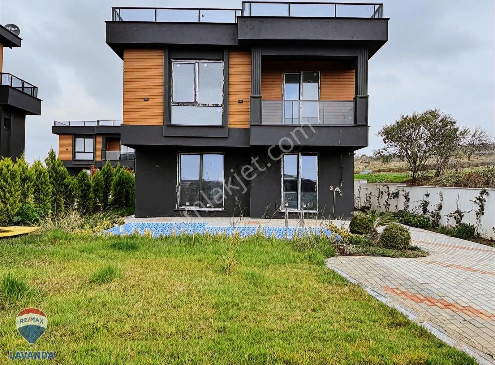 Atatürk Mahallesinde Havuzlu, Müstakil Ve Deniz Manzaralı Villa