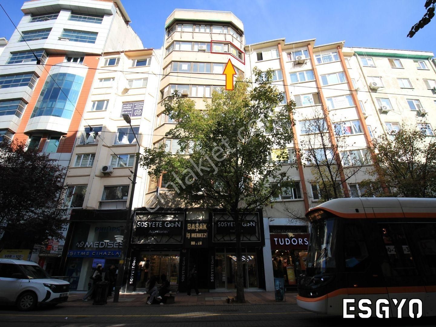 Esgyo'dan Doktorlar Cad. Üzerinde, Ön Cephe , Ara Kat Ofis-işyeri
