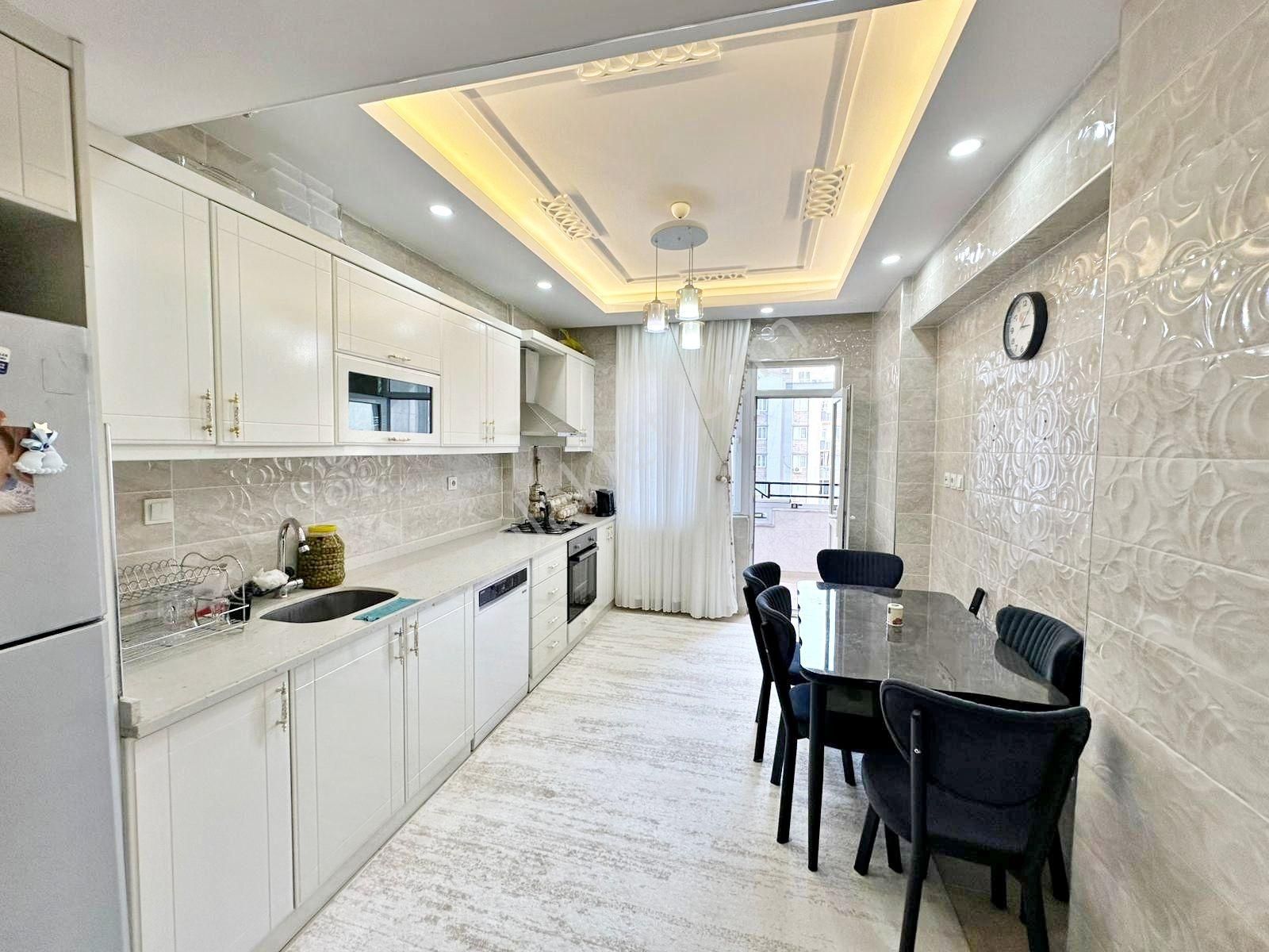 Belkız'da Geniş Oturumlu 3 Balkonlu Masrafsız Lüx 3+1 Daire - Görsel 3