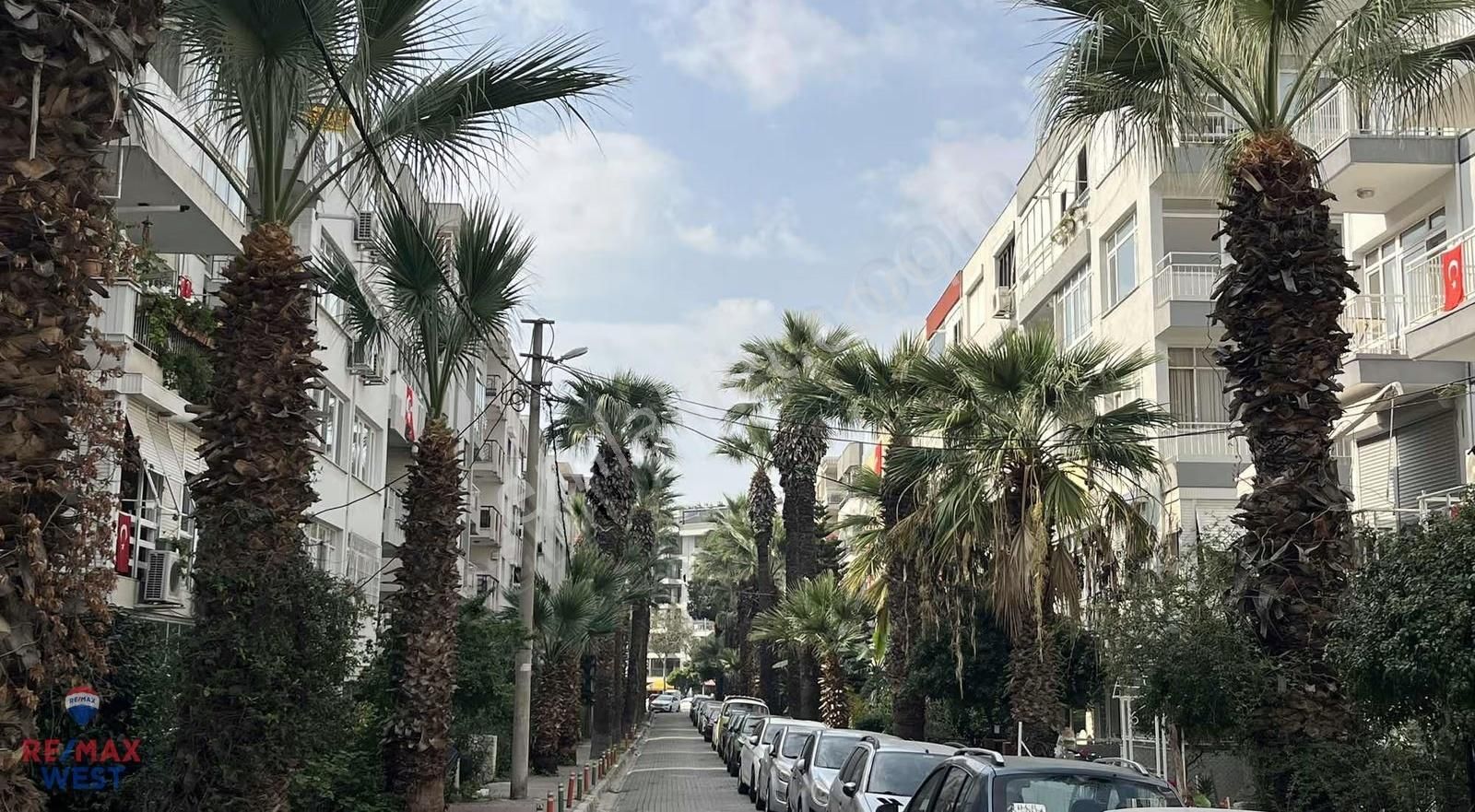 Karşıyaka Aksoy Palmiye Sokak Satılık Tadilatlı 3+1 Daire